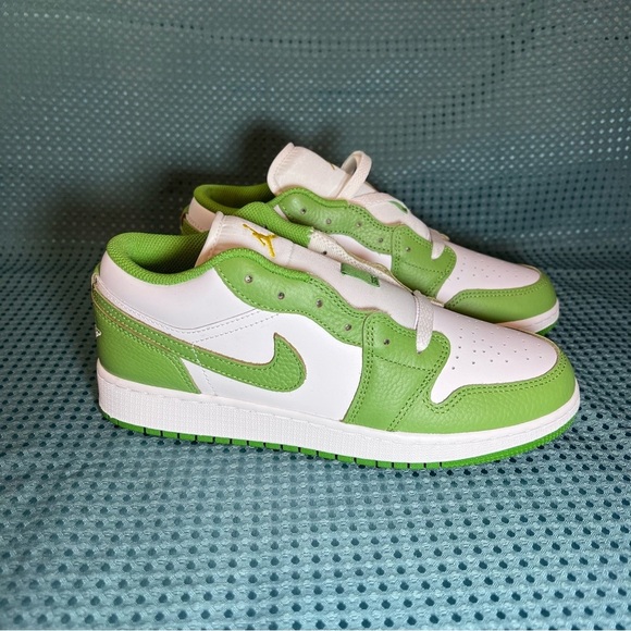 ***NWT***Air 1 Jordan Low SE Green & White - Picture 3 of 11